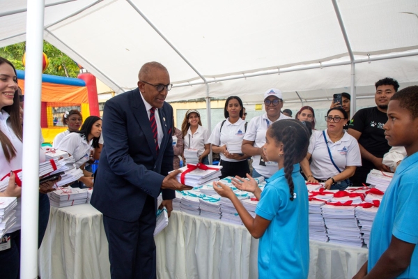 Contraloría impulsa educación sostenible con entrega de más de 4,200 cuadernos reciclados