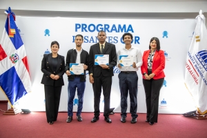 Contraloría entrega certificados a jóvenes que concluyeron programa de pasantía