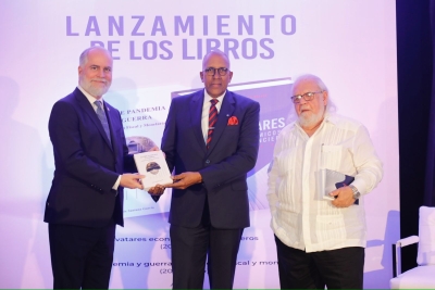 Contralor Félix Santana García pone a circular dos nuevas obras sobre economía y finanzas